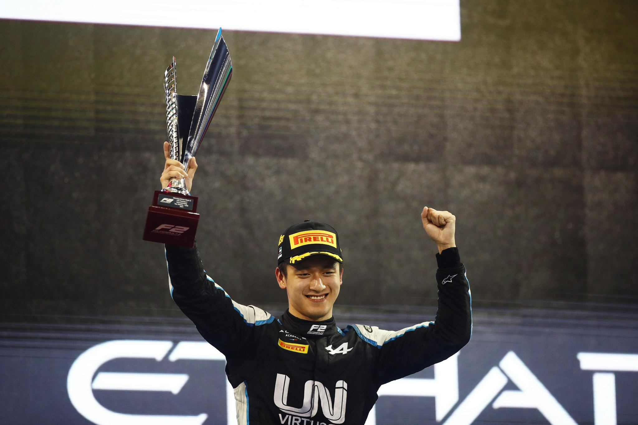 摩纳哥站冲刺赛第一回合以及英国站正赛夺冠,这是周冠宇本赛季获得的