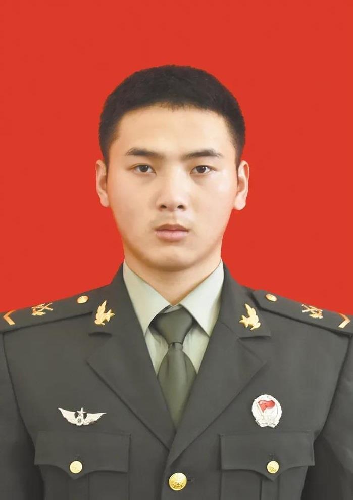 中士荣立一等功家乡的喜报现场太有排面