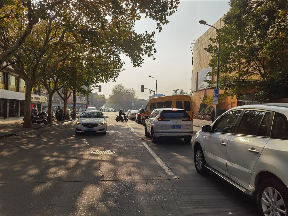 居家桥路浦东大道北侧段不分车道,早高峰时,该段居家桥路北向南的