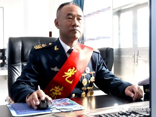 不远处战友们正在给军车贴上亲手写下的祝福邹伟离开了军营但在他身后