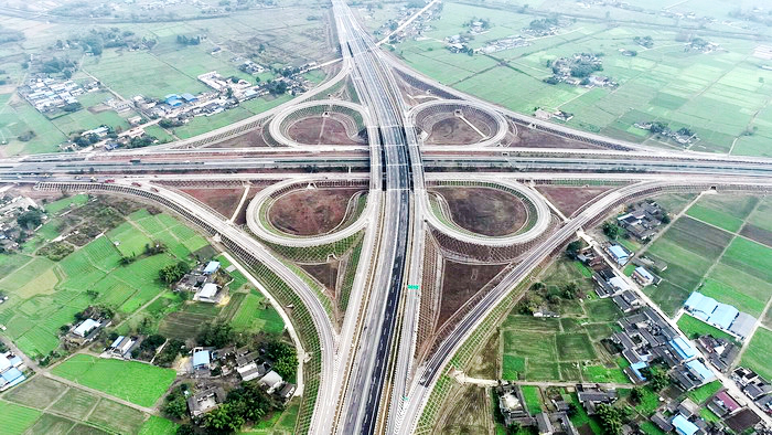 图为德都高速公路齐天互通立交