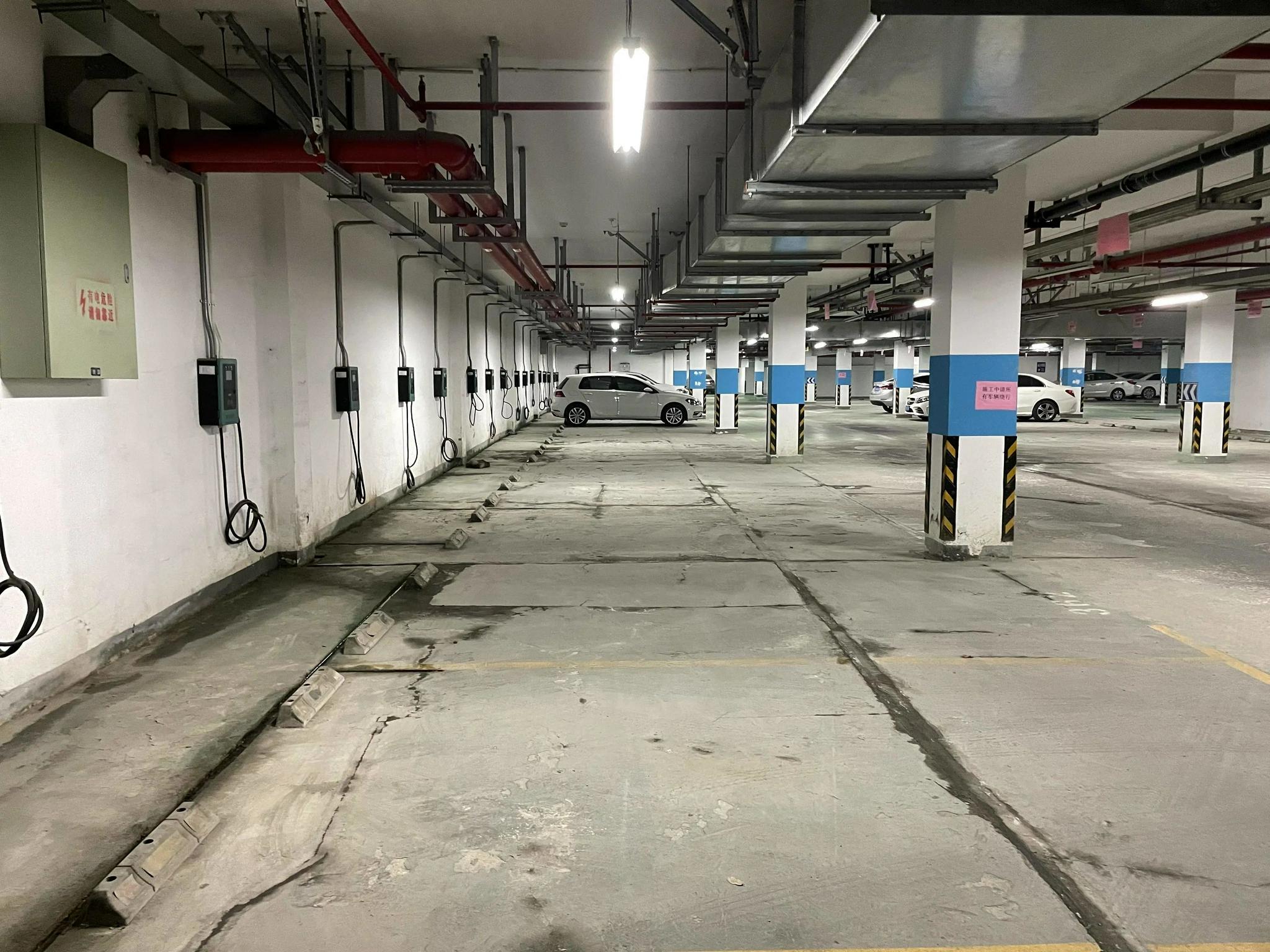 爱家华府小区一期停车场地面