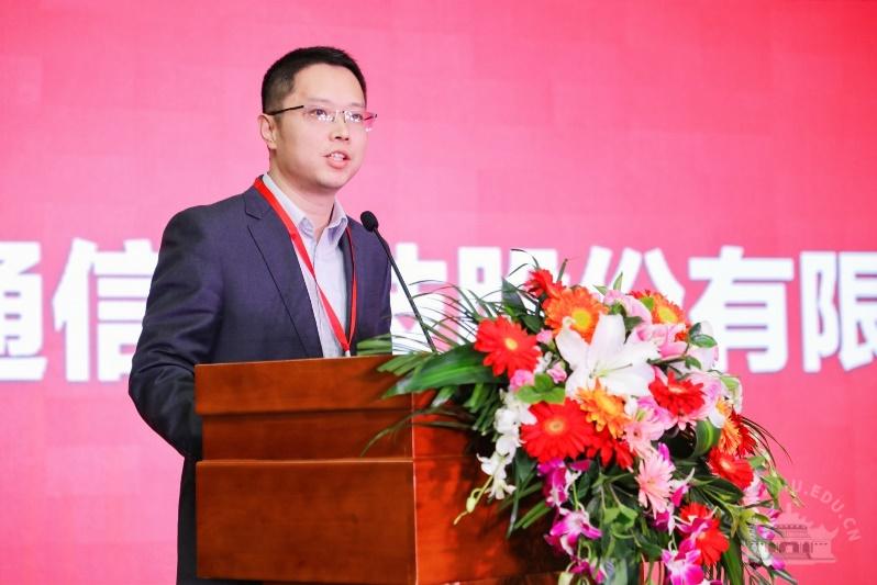 院友代表,烽火通信科技股份有限公司熊伟成向学院取得的成就表示祝贺.