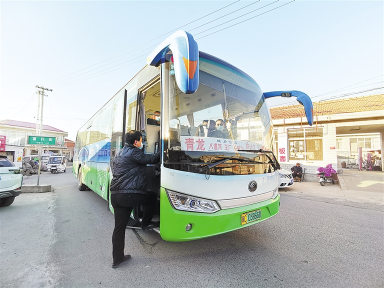 近年来,秦皇岛加快推进农村公路建设提档升级.