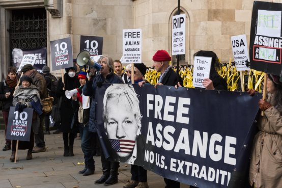 12月10日，阿桑奇支持者在伦敦抗议英国高等法院将其引渡美国的裁定。