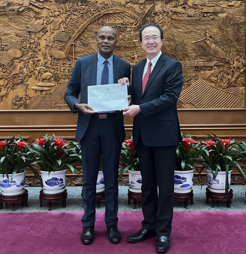 外交部礼宾司司长洪磊接受