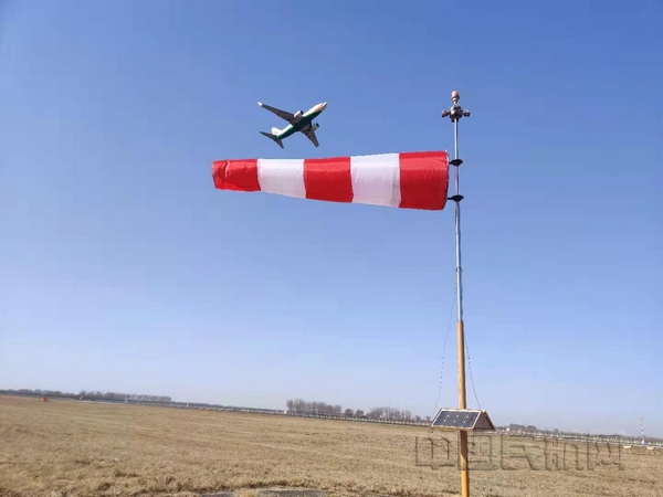 通辽机场场务驱鸟队完成风向标维护工作