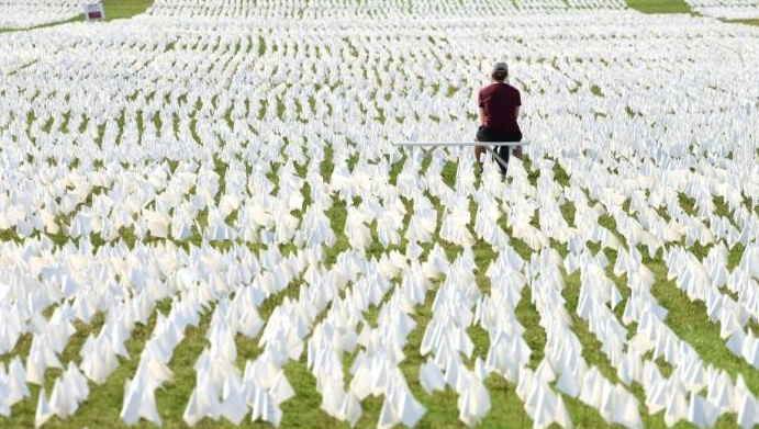 资料图：当地时间9月18日，美国首都华盛顿国家广场上插着数十万白色旗帜，悼念新冠逝者。