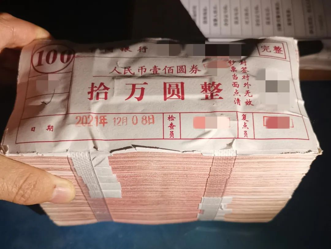 100万现金掉了10万竟没发现民警10分钟火速找到失主