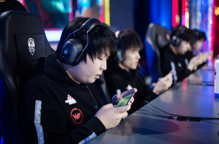 "第二名和最后一名没有任何区别",看看电竞选手的苦与乐|中国_新浪财