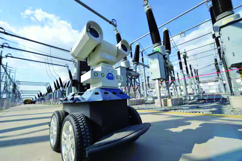 科技感十足的智能巡检机器人. 于吉 摄