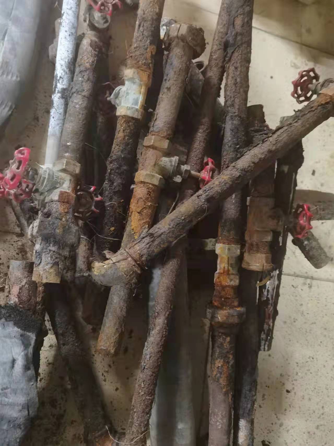 供热制冷共用一条管线小区管道锈蚀严重一摸直掉渣儿