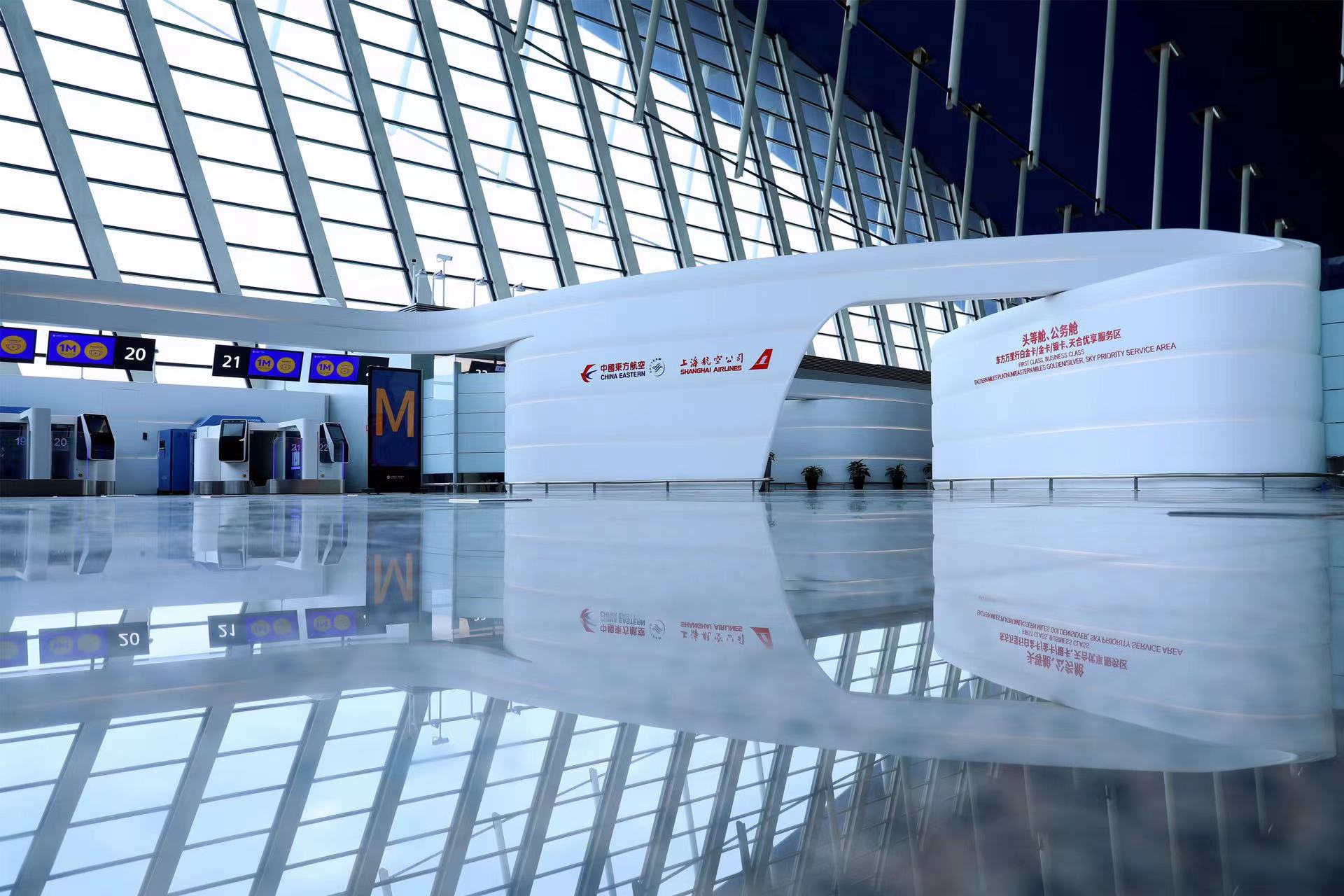 作为服务国际及地区航线高端旅客的专区,m岛与a岛国内高端值机区遥相