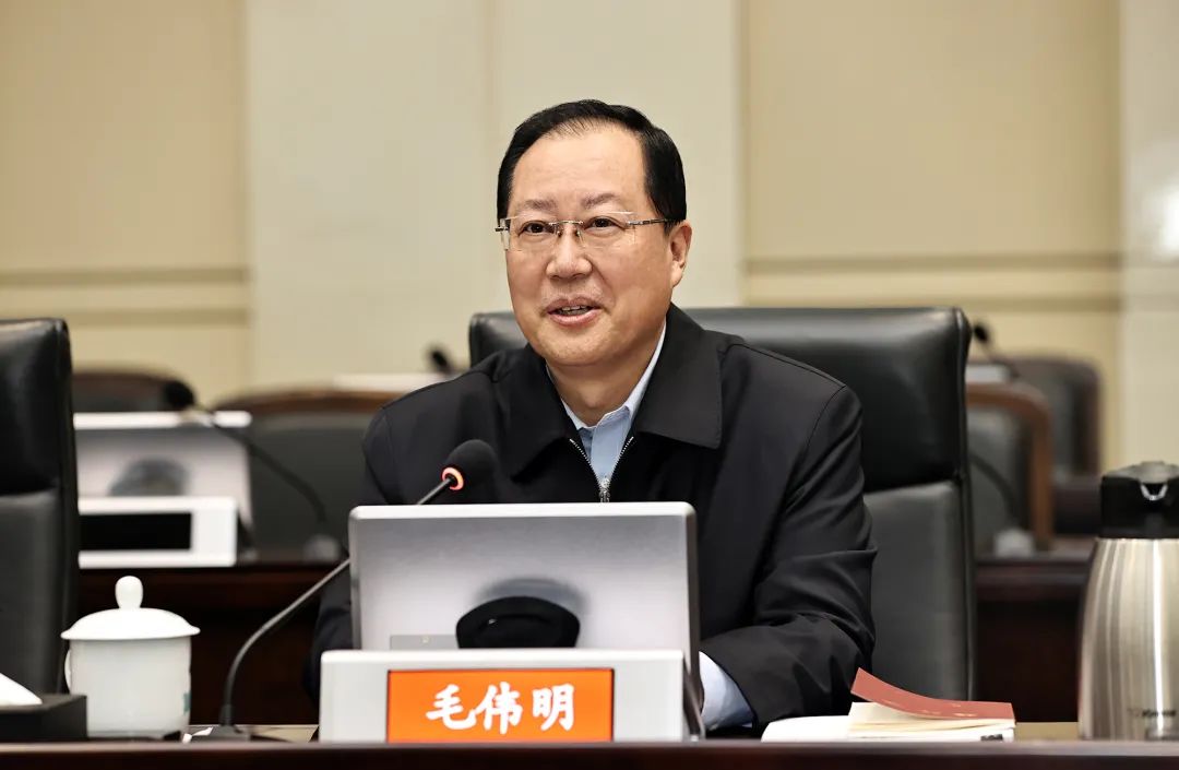 12月14日,省委副书记,省长毛伟明主持召开座谈会,就《政府工作报告