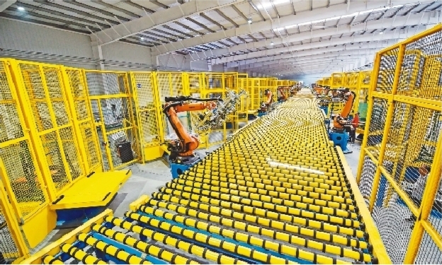 本溪福耀浮法玻璃有限公司的自动生产线.本报特约记者  林  林  摄