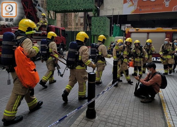 香港铜锣湾世贸中心突发大火现场浓烟滚滚逾百人被困
