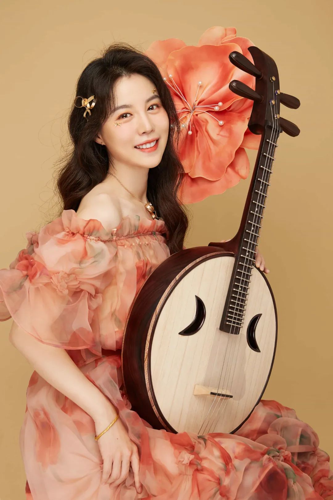 中阮乐手  赵玥赵玥的中阮刚柔并济,为音乐增加了浪漫的色彩.