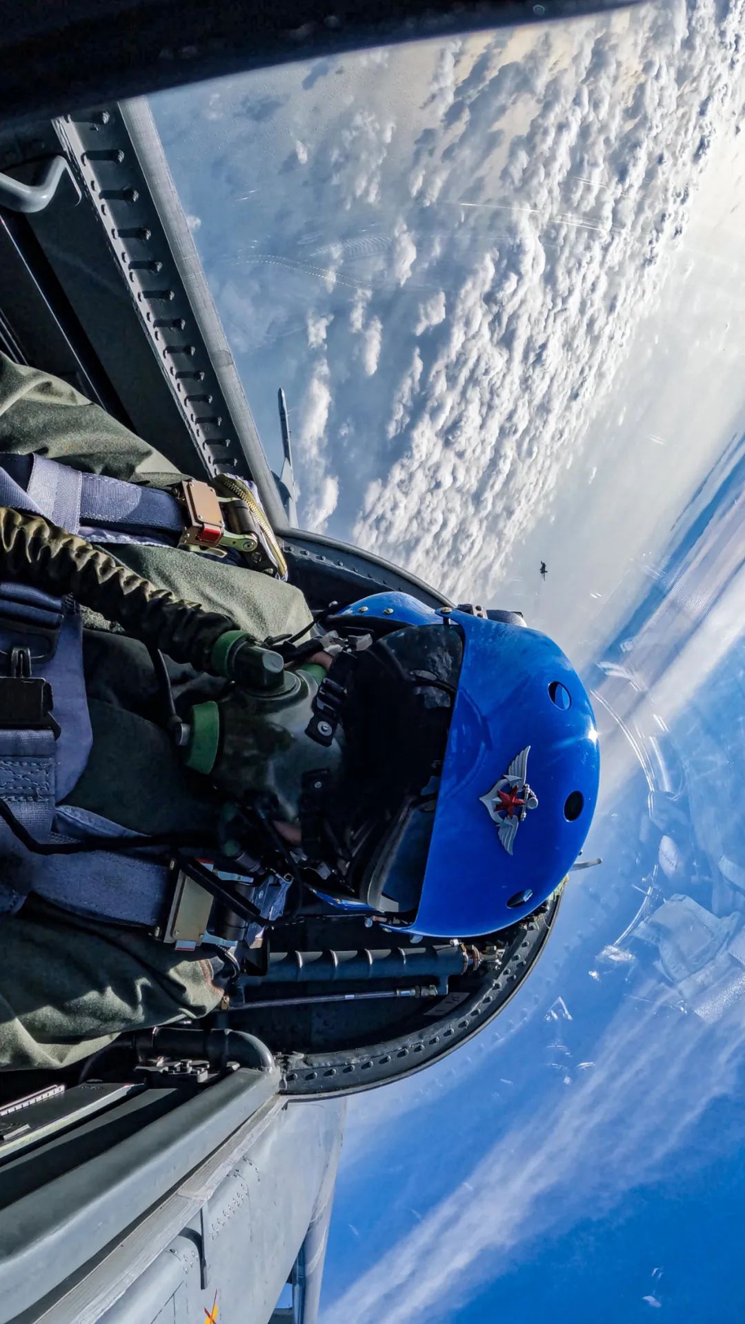 一组炫酷大图带你看飞行员云端砺剑