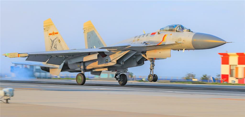 改进型歼15首次曝光换装新型雷达翼尖挂架变歼16同款