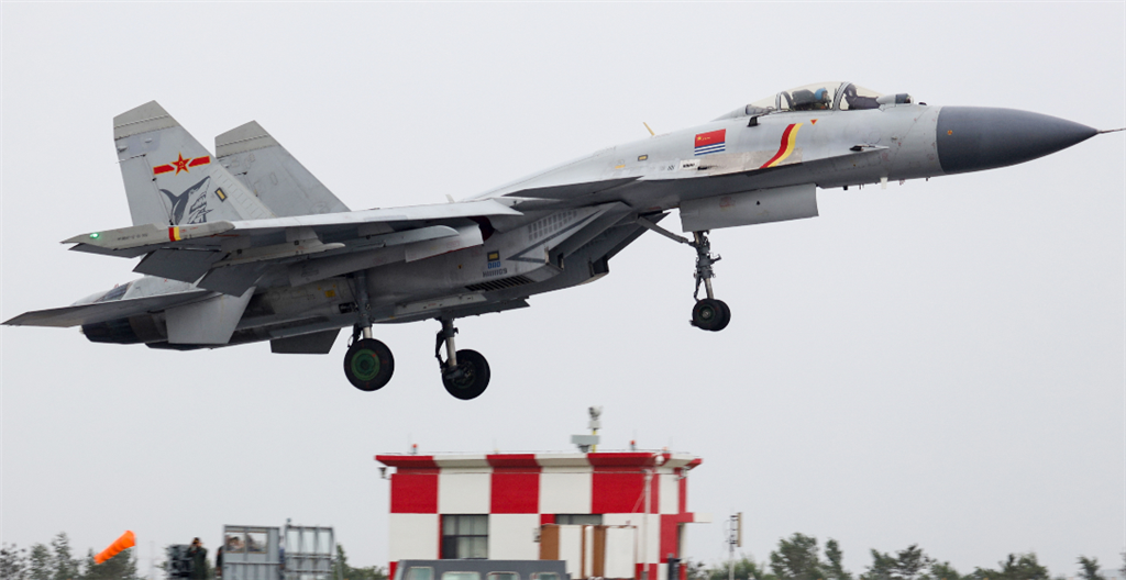 改进型歼15首次曝光换装新型雷达翼尖挂架变歼16同款