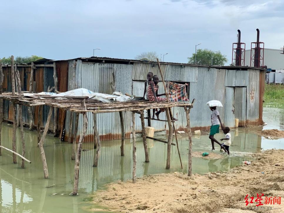 ▲面临逐日上升的水位，南苏丹琼莱州的许多人继续住在受洪水影响的家中，在临时搭建的脚手架上储存物品。