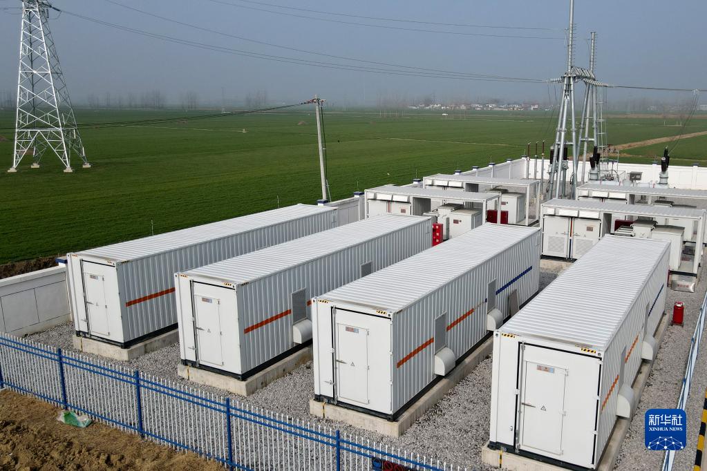 这是和新风力发电场的储能设施(12月14日摄,无人机照片).