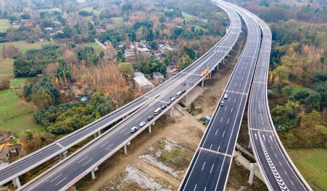 &nbsp;图为航拍成都都市圈环线高速公路都江堰至德阳路段.