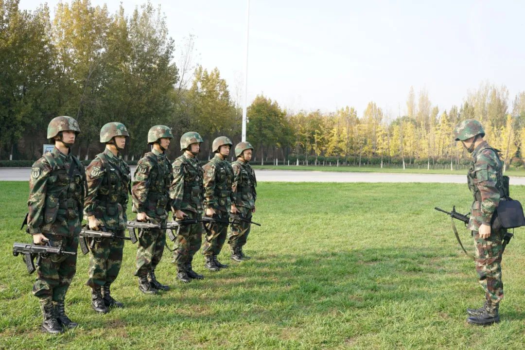 双手持枪持枪动作包含以下几种采取不同的持枪动作根据实际敌情和任务