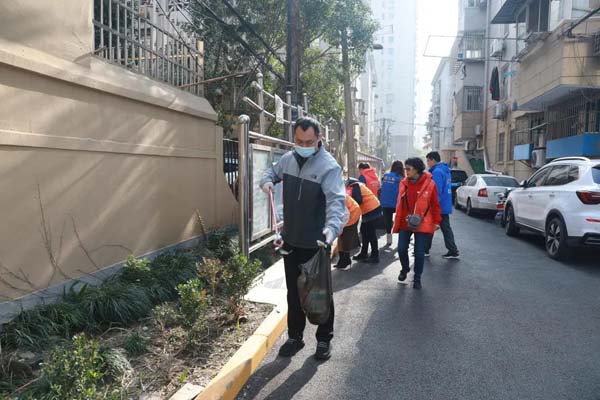 近日,街道居委工作人员,广大社区志愿者放弃休息,在各责任路段,小区