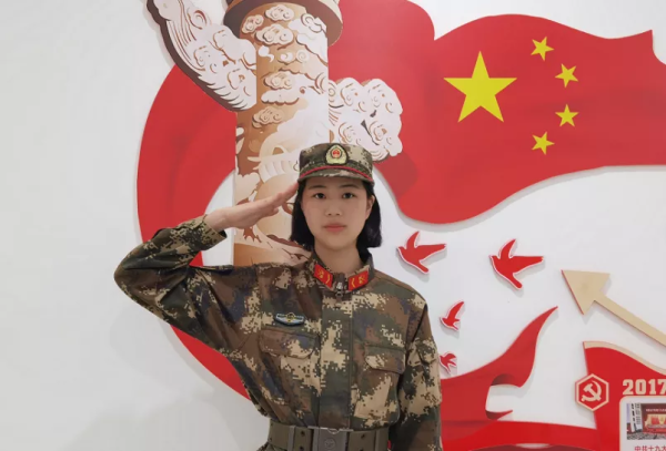 图说:陈超跃敬礼照片