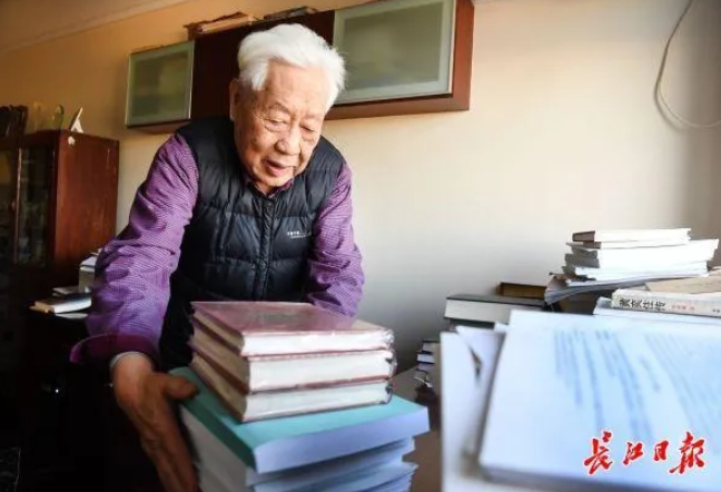 中南财经政法大学退休教授赵德馨在家中书房办公，清理案头书籍和资料。记者高勇 摄