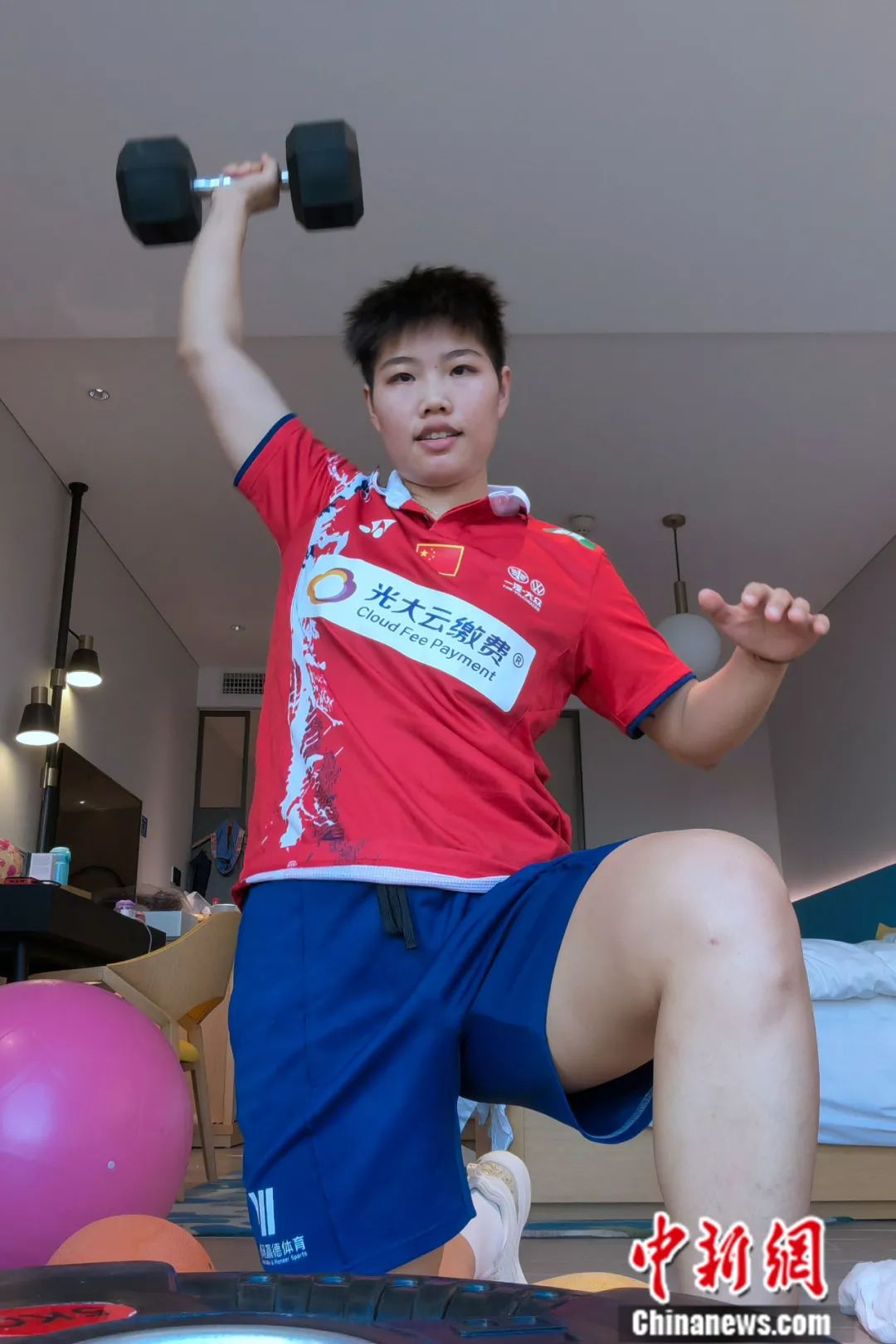 东京奥运会羽毛球混双冠军黄东萍在隔离酒店中训练.黄东萍供图