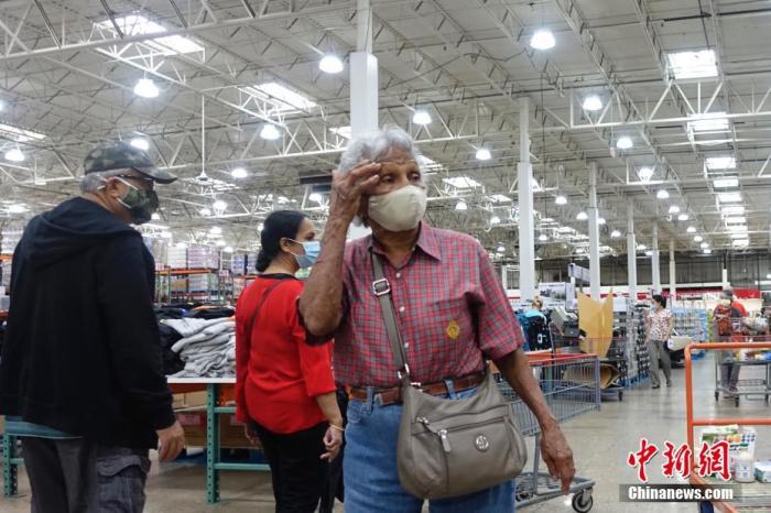 当地时间7月30日，美国纽约州市民在长岛一家超市购物时佩戴口罩。中新社记者 廖攀 摄