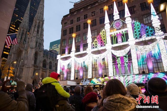 当地时间12月8日，随着圣诞节的临近，越来越多的圣诞装饰亮相美国纽约街头，吸引路人驻足欣赏。 中新社记者 廖攀 摄