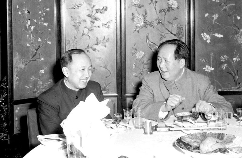  1956年2月，毛泽东同志在中南海怀仁堂举行宴会，招待参加全国政协二届二次会议的全体委员，刚刚回国不久的钱学森也受到邀请，并被安排坐在毛泽东同志身边。图为毛泽东同志和钱学森在宴会上交谈。 新华社发