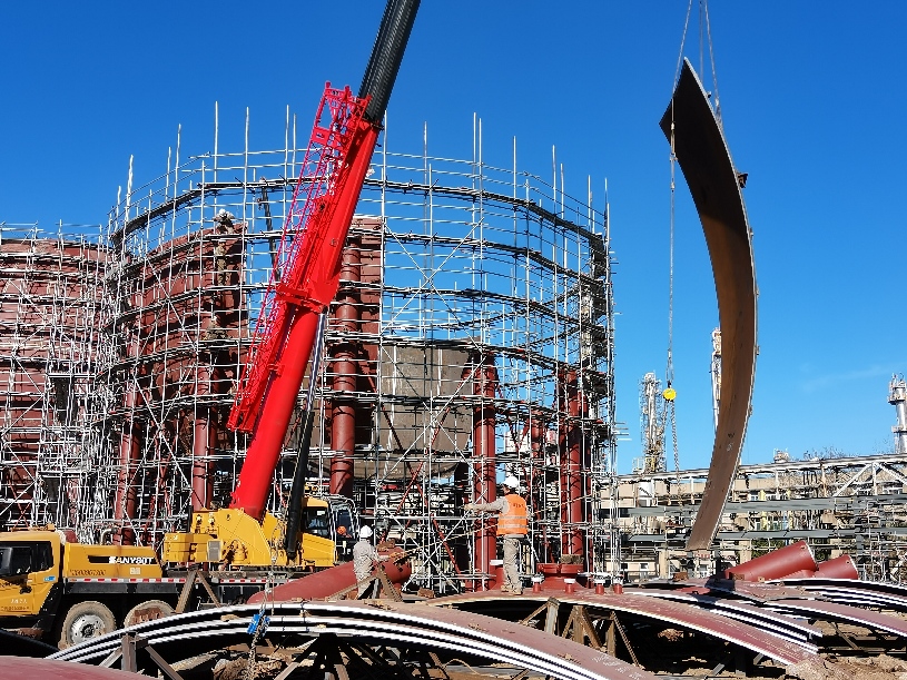 ccus项目罐区球罐赤道板吊装作业现场.(朱作清 摄)