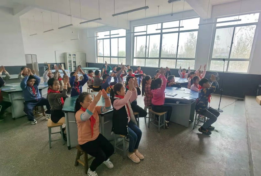 临沂市兰山区枣园镇中心小学正在与其下辖的村小共上音乐课