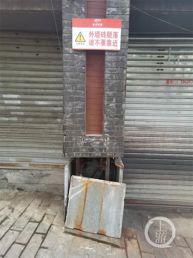 每隔一段距离,都能看到物业设立在此的警示牌,上面有着"外墙砖脱落,请