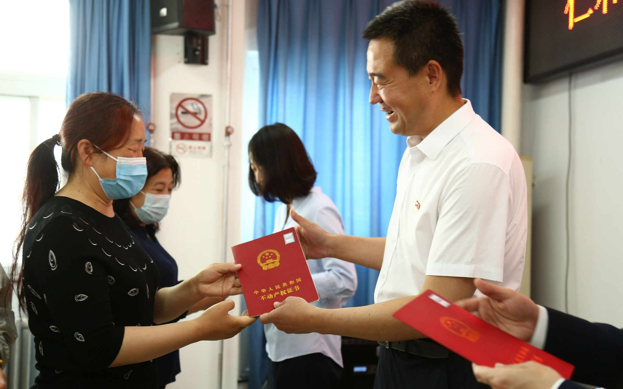 截至2021年12月,630本不动产权证陆续发放到仁和镇北兴村回迁居民手中