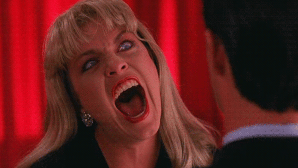 《双峰》讲述一个虚构小镇上的悬疑故事，氛围怪诞迷离