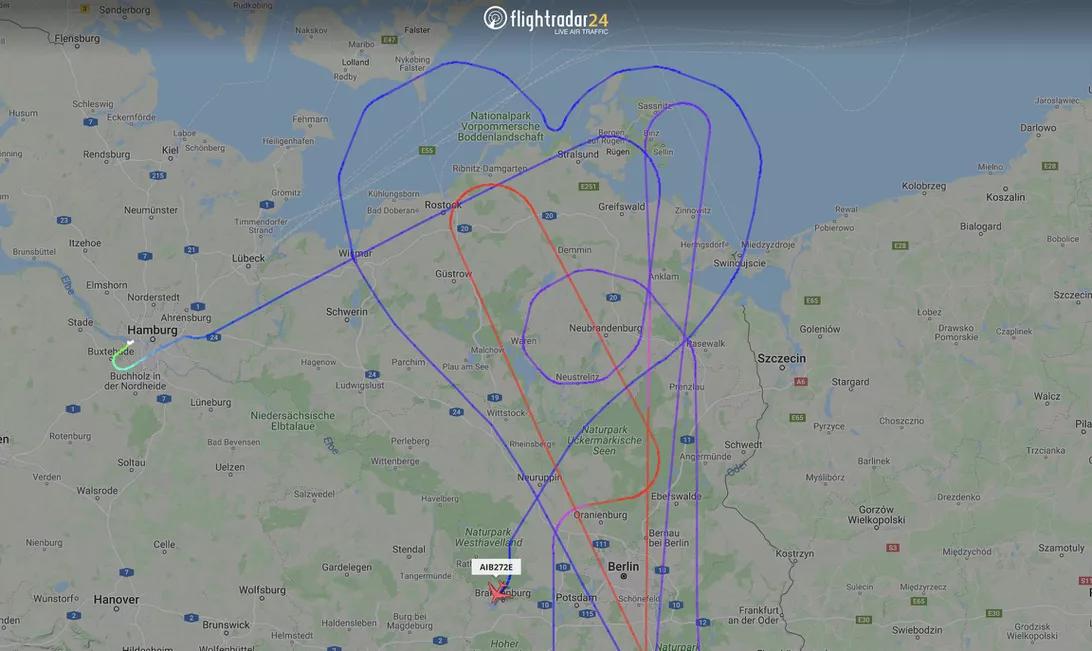 在本周早些时候的一次交付前的飞行中，最后一架A380飞机在德国上空画心。