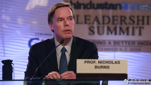 ↑尼古拉斯·伯恩斯曾是哈佛大学教授。