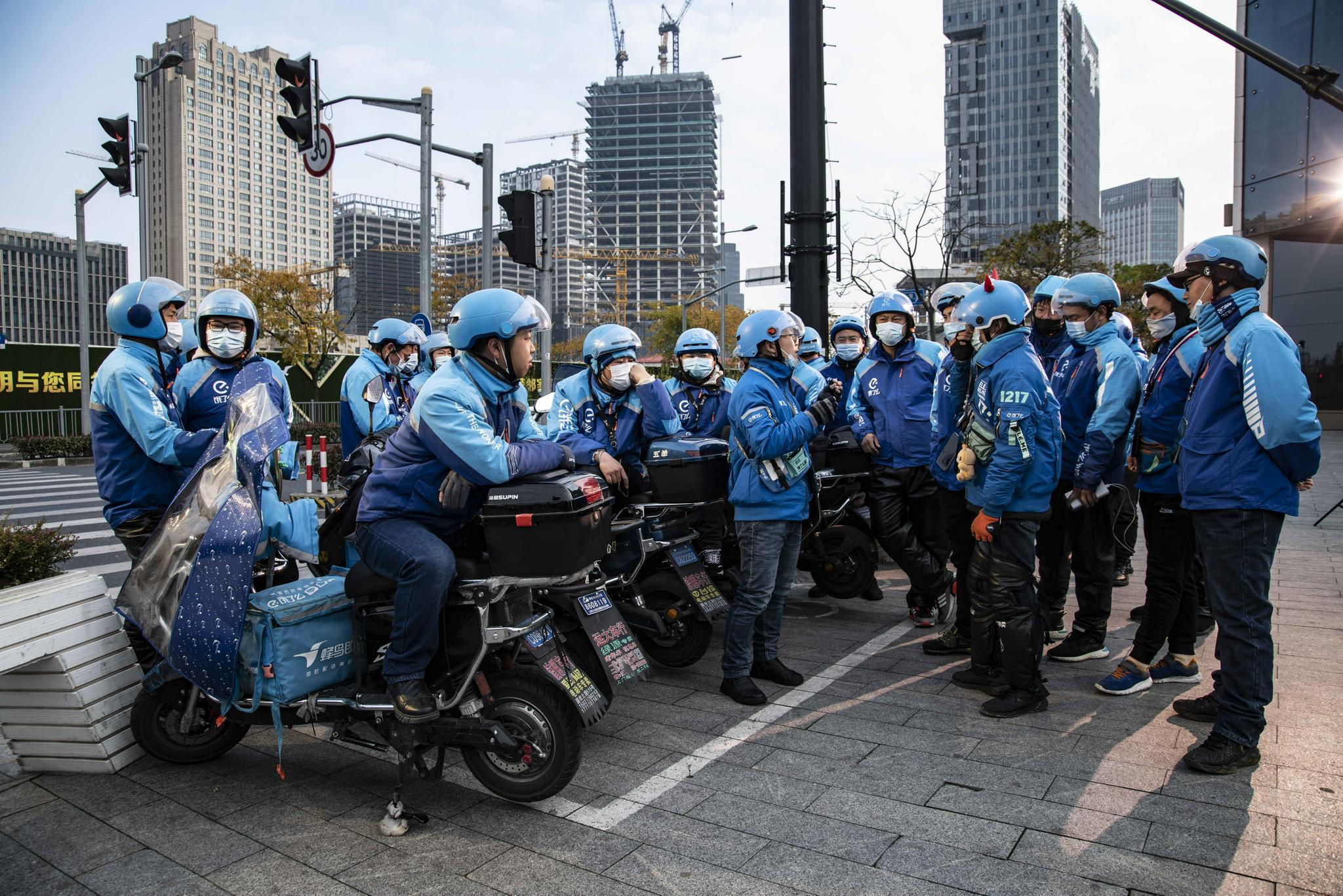 ▲蓝骑士智囊团成员李森跟骑士们收集问题