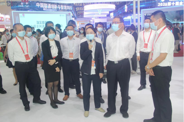 广州市政府副书记、市政府副书记陈志英参观展区《绿色金融助力碳双增》《指南》><p cms-> 广州碳所展位设置碳市场交易条件、碳市场能力建设、碳中和综合服务、新能源投资金融服务、绿色金融业务、金融机构助力碳达峰，同时举办“绿色金融助推双碳时代”、“金融机构参与碳中和”、 “广东碳市场”，以及“低碳骑行”“碳中和寻宝”“生命碳足迹”等小游戏。让步向公众普及碳排放权和碳中和相关知识。本次活动将提高公众自愿减排意识，鼓励社会各界了解和参与碳市场，助力碳达峰、碳中和。 </p><img src=