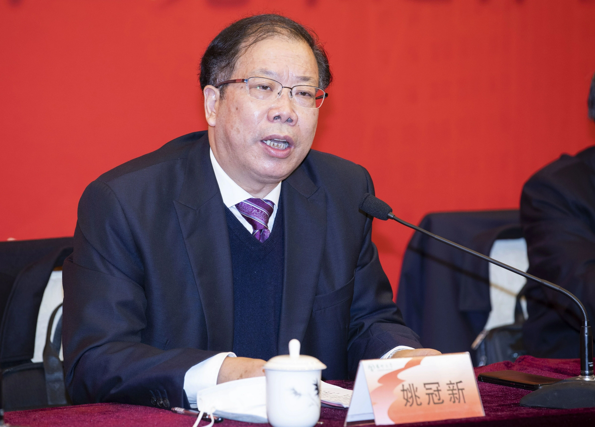 校党委书记姚冠新出席活动并讲话,校长焦新安致荣退贺词,校党委副书记