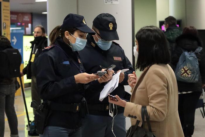 △16日罗马达芬奇机场边检人员核查旅客新冠病毒检测证明（图片来源：意大利安莎社）