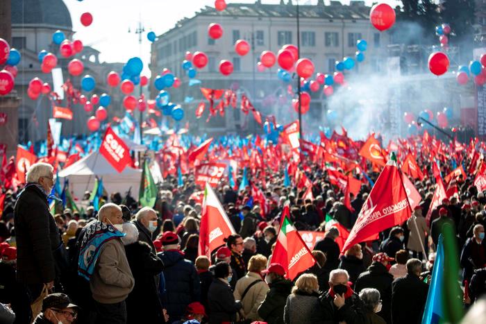 △意大利工会组织在罗马进行游行（图片来源：意大利安莎社）