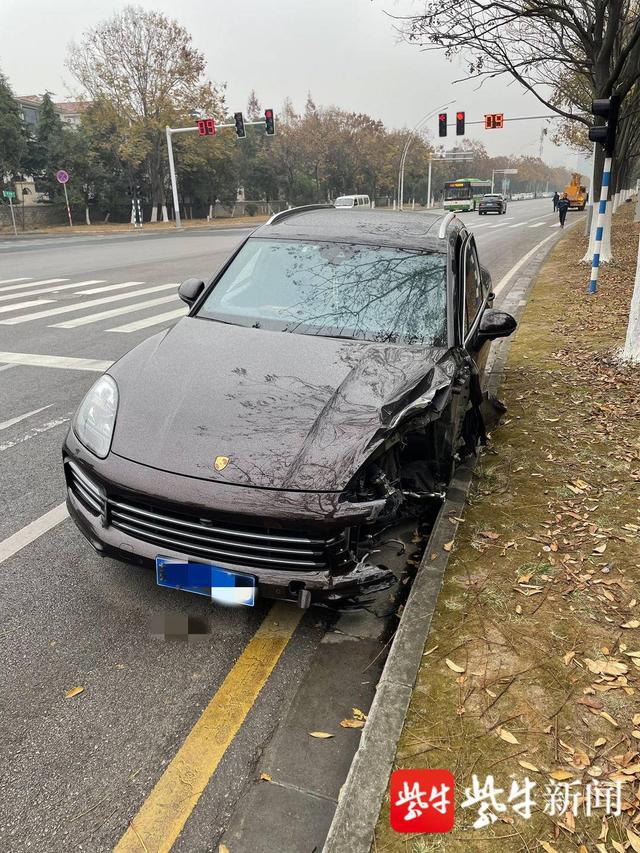 为避让突然出现的电动车保时捷撞断路灯杆撞飞前车轮