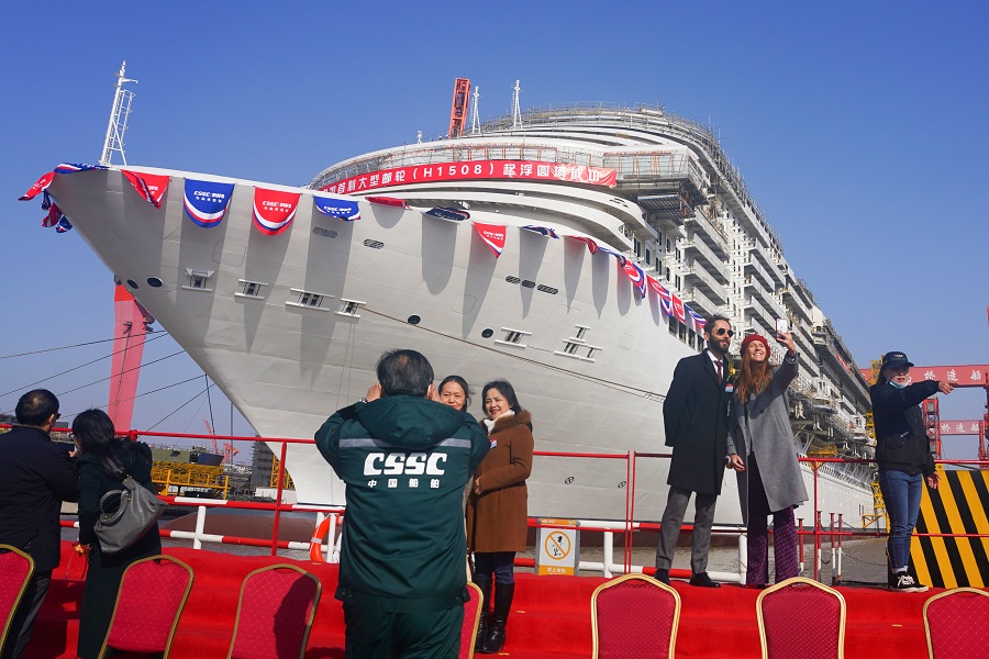 中国首制大型邮轮起浮仪式上，人们拍照留念。（中国日报记者 高尔强 摄）