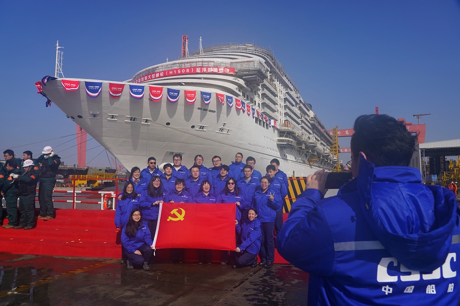 中国首制大型邮轮起浮仪式上，中国船舶集团工人合影留念。（中国日报记者 高尔强 摄）